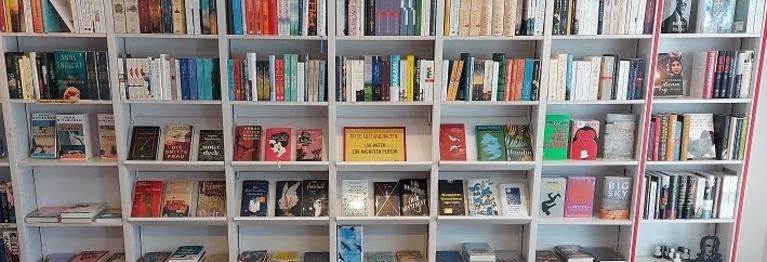 Bild des Bücherregals in der Belletristikabteilung.